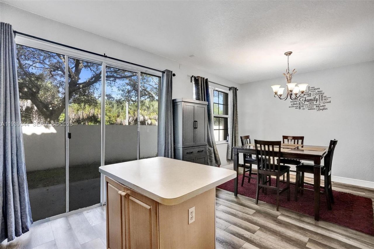 9175 NW 40th Pl, Sunrise, FL 33351 Photo