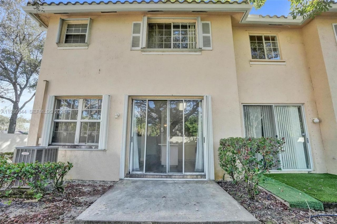 9175 NW 40th Pl, Sunrise, FL 33351 Photo