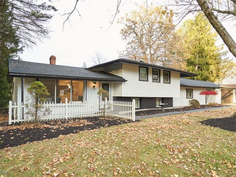 17759 S Meadowpark Drive, Walton Hills, OH 44146 Photo 2