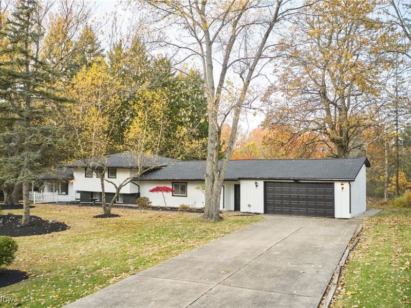 17759 S Meadowpark Drive, Walton Hills, OH 44146 Photo 3