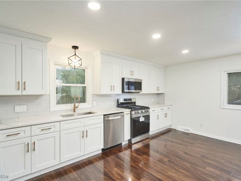 17759 S Meadowpark Drive, Walton Hills, OH 44146 Photo 9