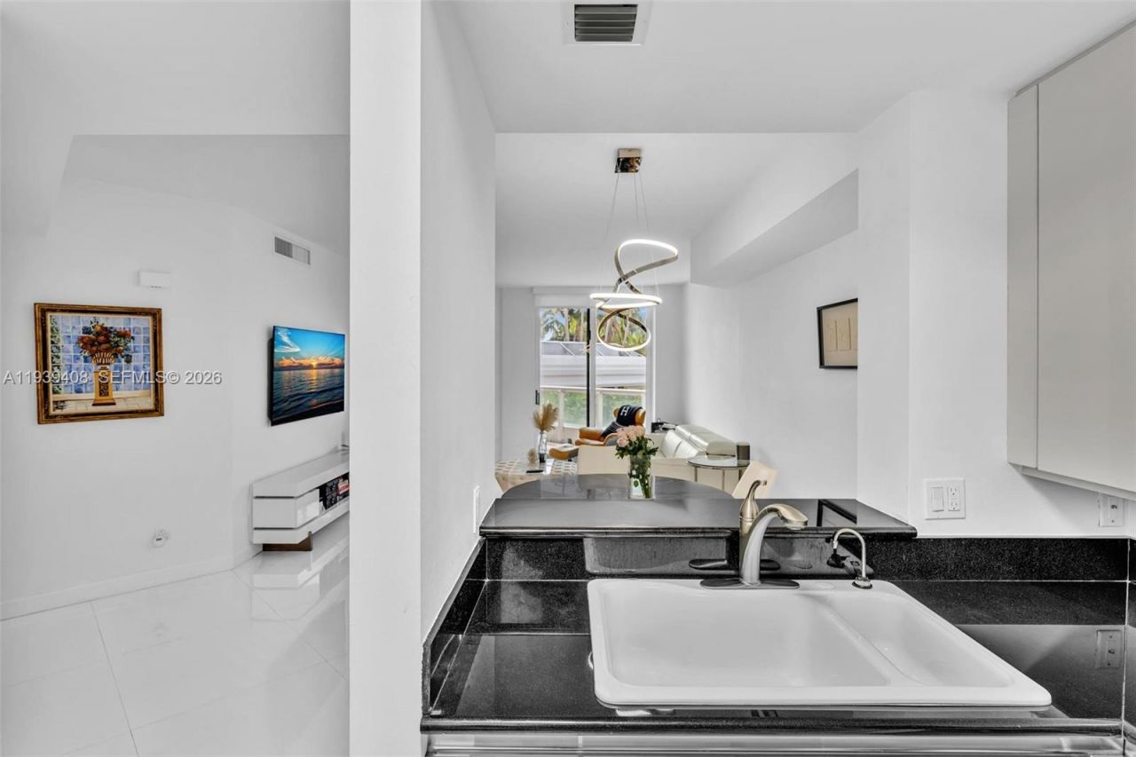 21050 Point Pl, Unit 302, Aventura, FL 33180 Photo