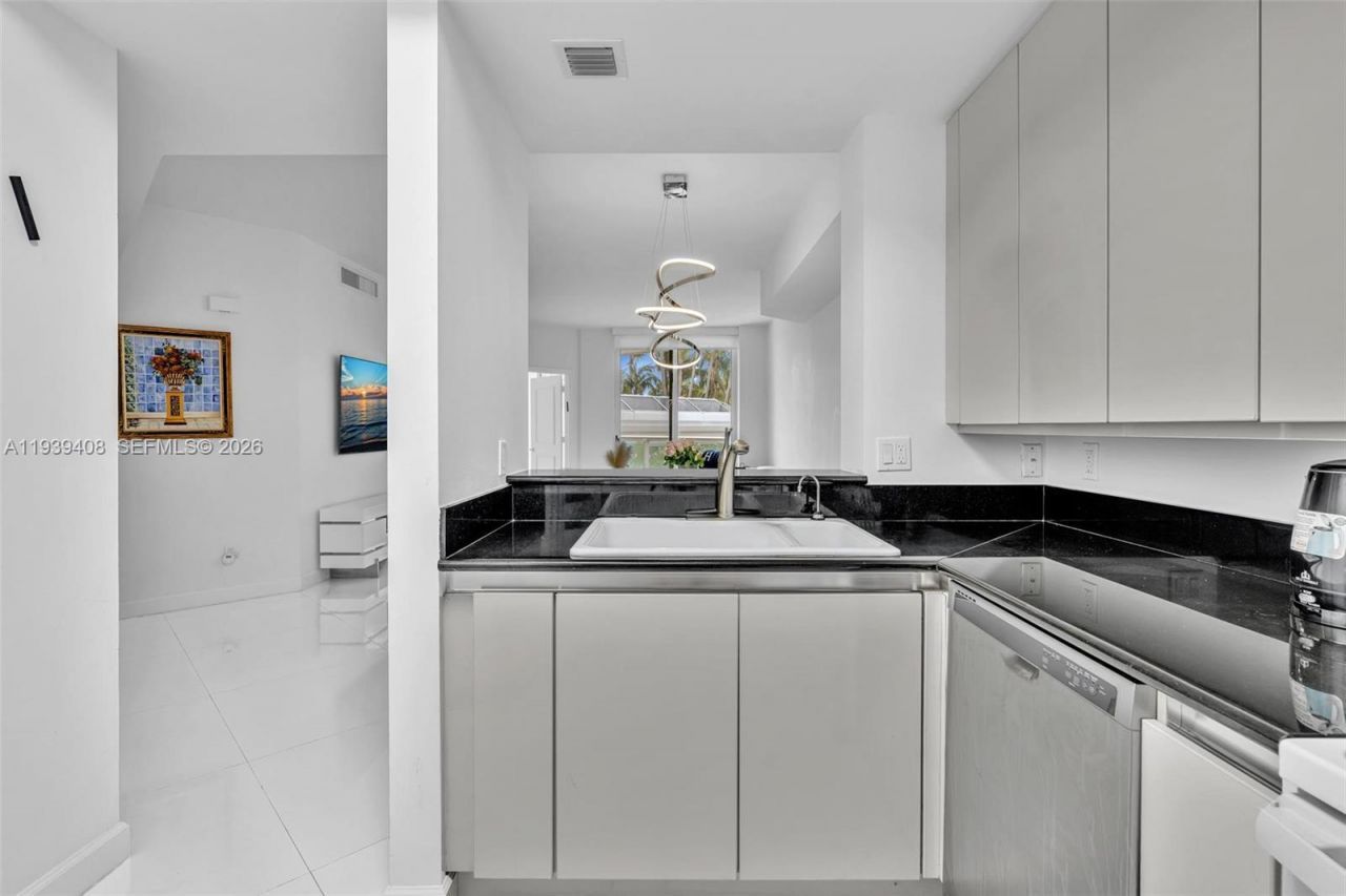 21050 Point Pl, Unit 302, Aventura, FL 33180 Photo