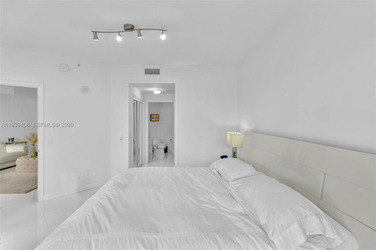 21050 Point Pl, Unit 302, Aventura, FL 33180 Photo