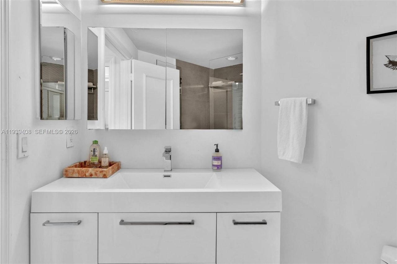 21050 Point Pl, Unit 302, Aventura, FL 33180 Photo