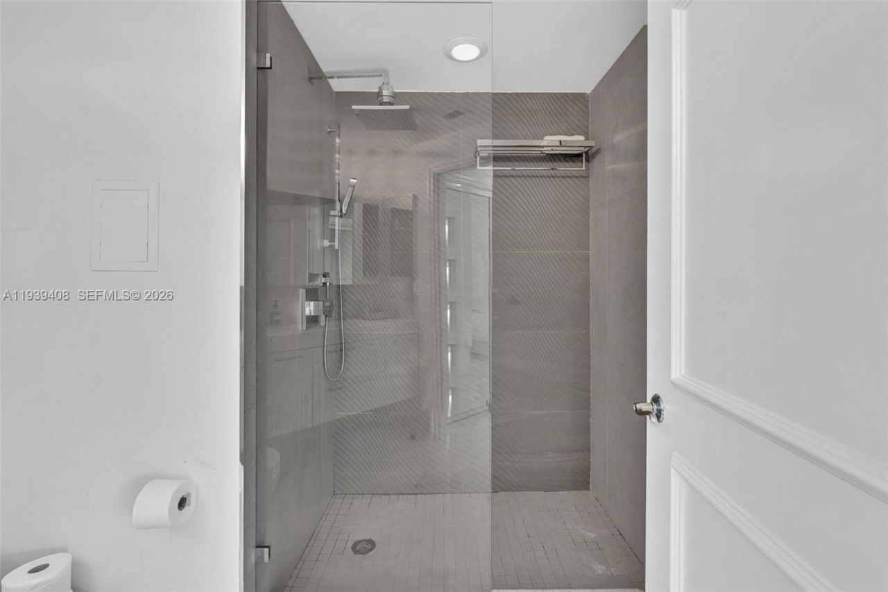 21050 Point Pl, Unit 302, Aventura, FL 33180 Photo