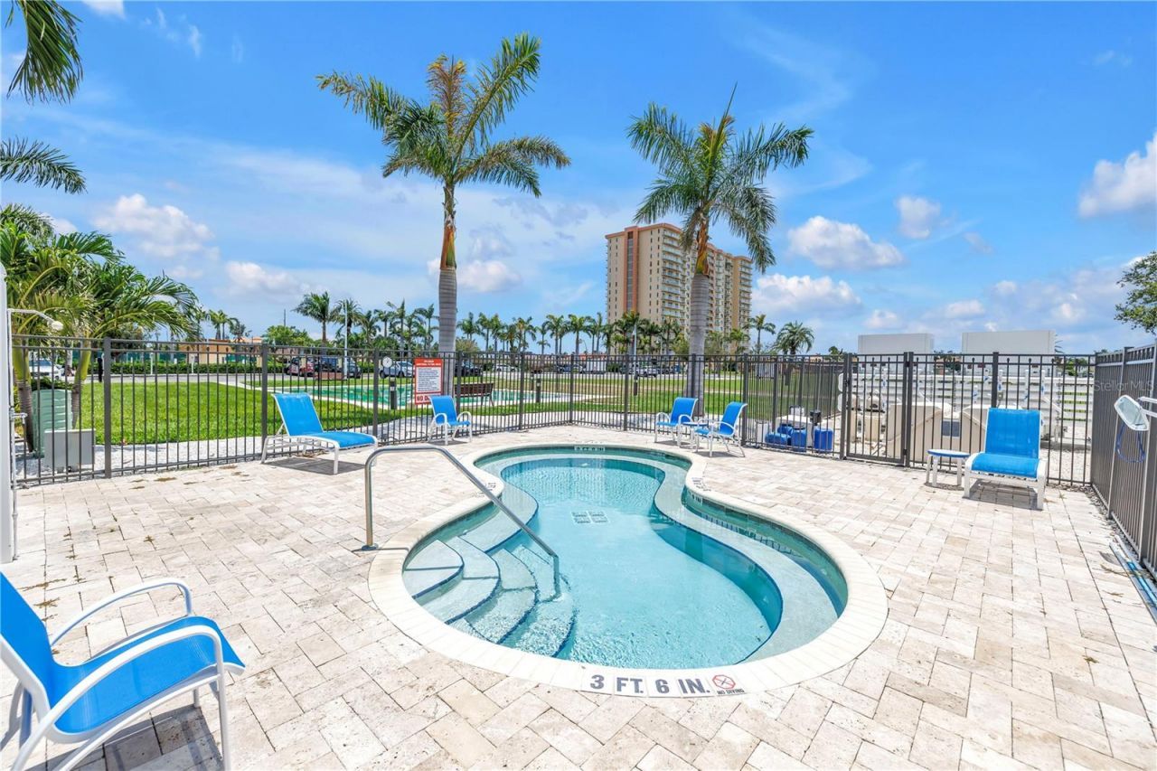 5220 Brittany Drive S, Unit 1510, Saint Petersburg, FL 33715 Photo