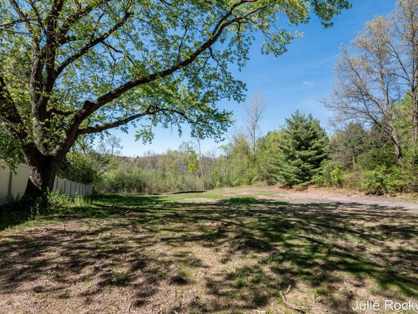 4477 Knapp Court NE, Grand Rapids, MI 49525