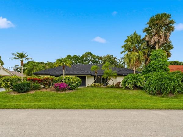 2 Dunbar Rd , Palm Beach Gardens, FL 33418