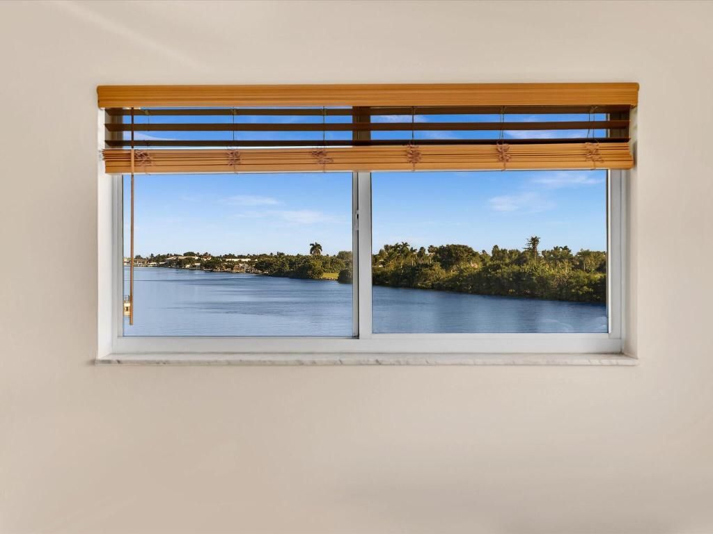 1 Colonial Club Drive, Unit 304, Boynton Beach, FL 33435 Photo