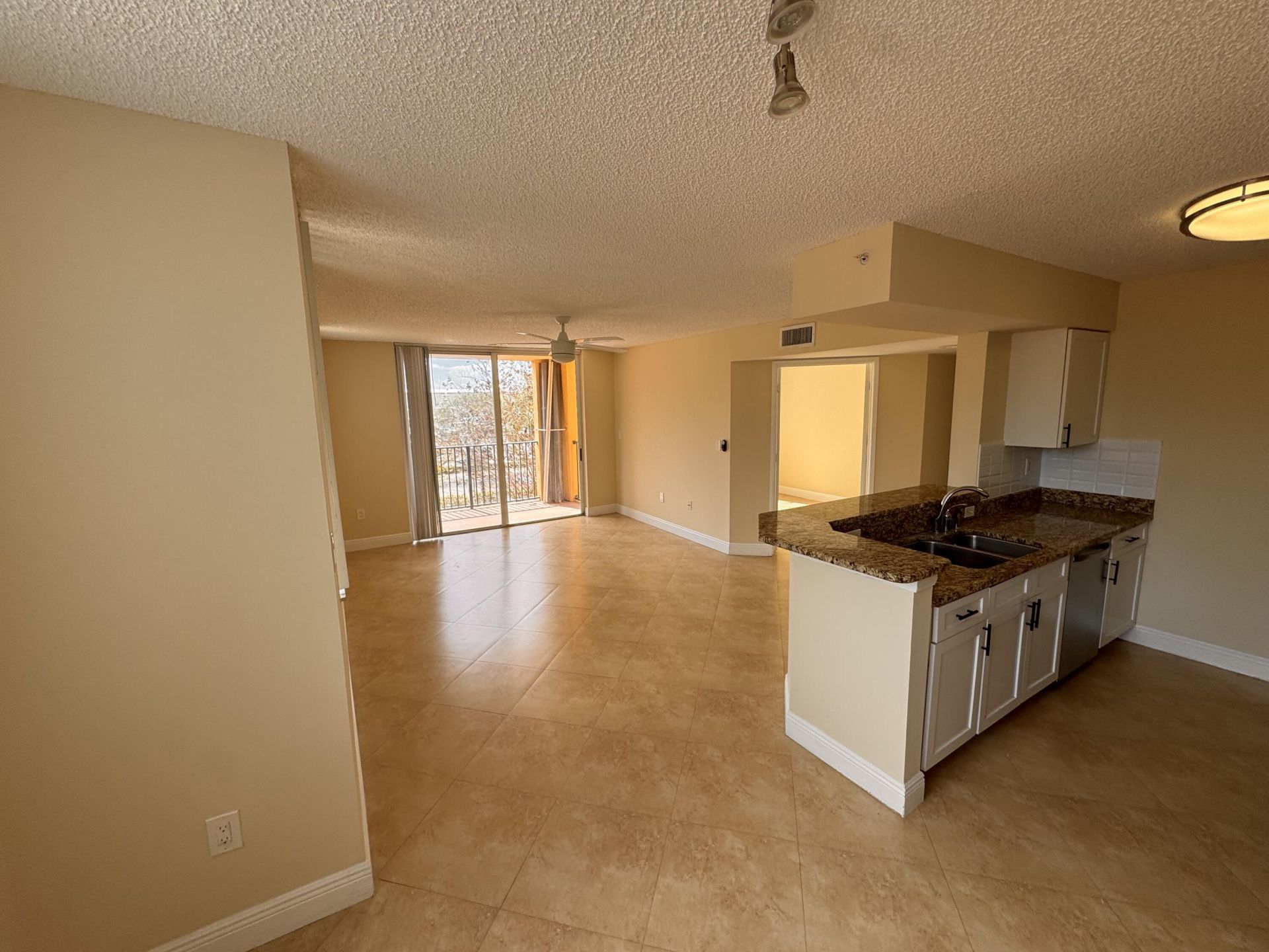 1000 Scotia Drive, Unit 302, Hypoluxo, FL 33462 Photo