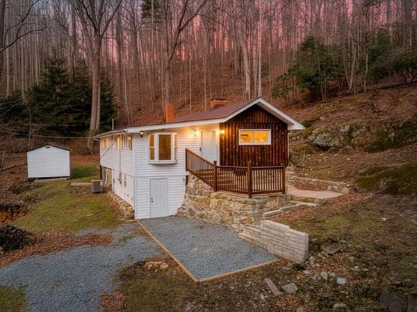 1203 Bottom Creek LN, Bent Mountain, VA 24059