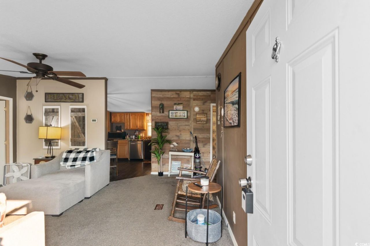 1038 Palm Dr. Photo 4