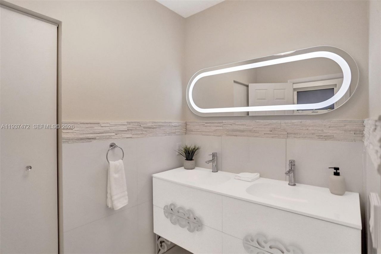 8843 Hawthorne Ave , Surfside, FL 33154 Photo