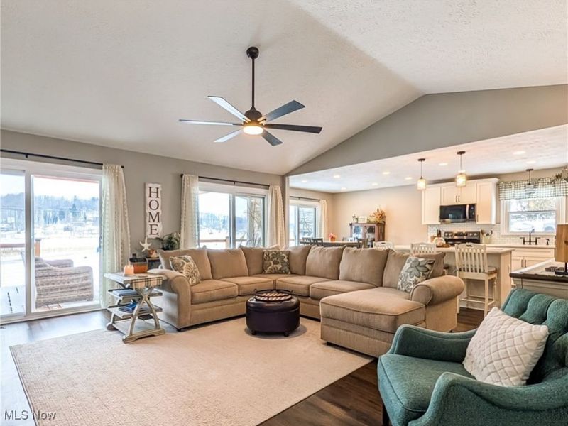 546 E Mohawk Drive, Malvern, OH 44644 Photo 4