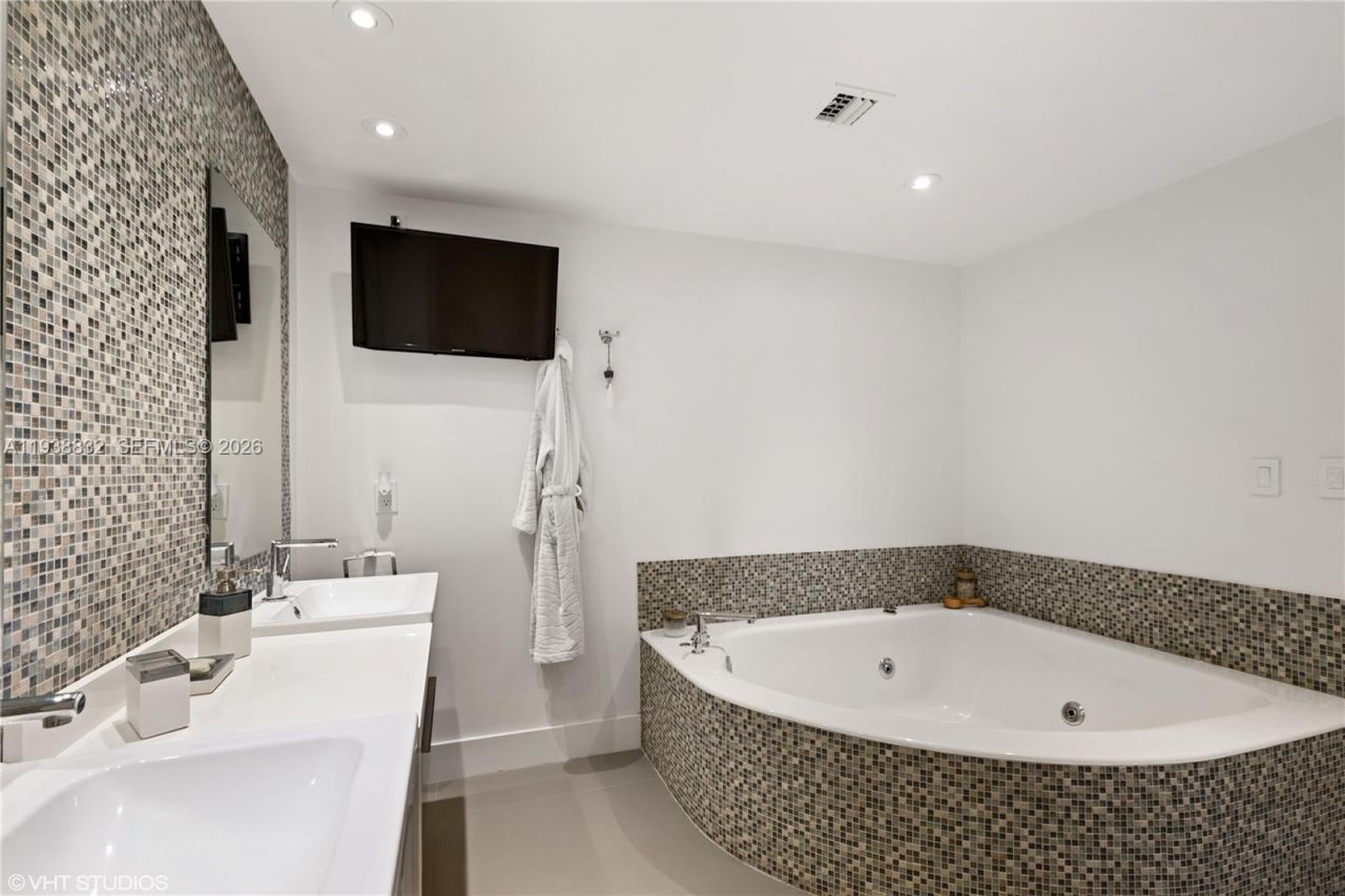 19667 Turnberry Way, Unit 10B+DEN+CA, Aventura, FL 33180 Photo