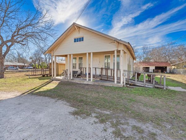 917 Trinity ST, Lockhart, TX 78644