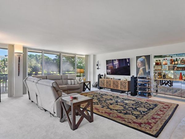 2427 Presidential Way, Unit 204, West Palm Beach, FL 33401