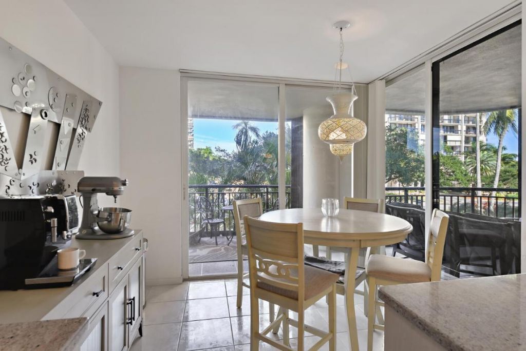 2427 Presidential Way, Unit 204, West Palm Beach, FL 33401 Photo