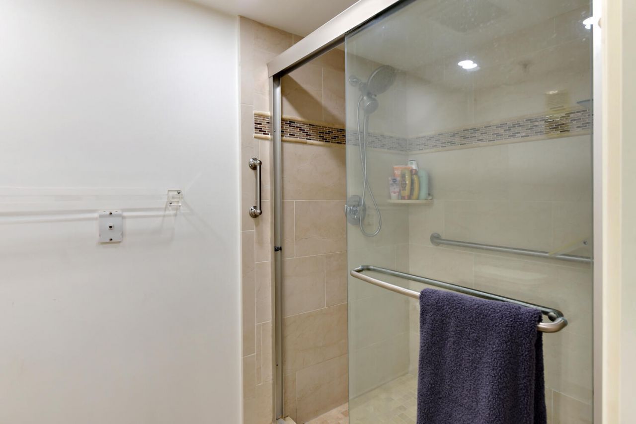 2427 Presidential Way, Unit 204, West Palm Beach, FL 33401 Photo