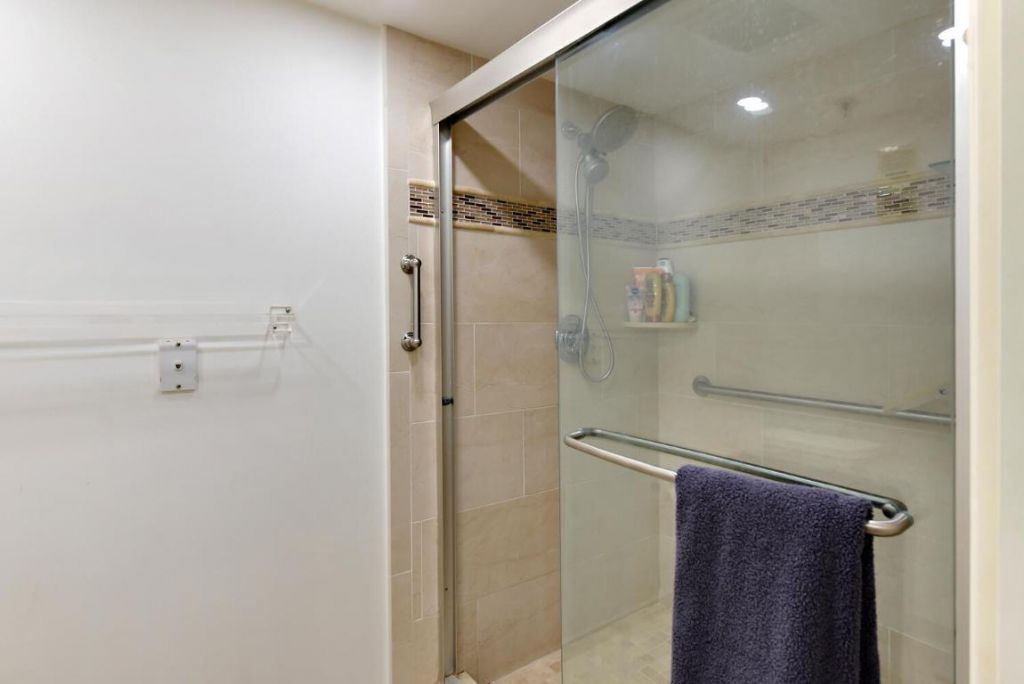 2427 Presidential Way, Unit 204, West Palm Beach, FL 33401 Photo