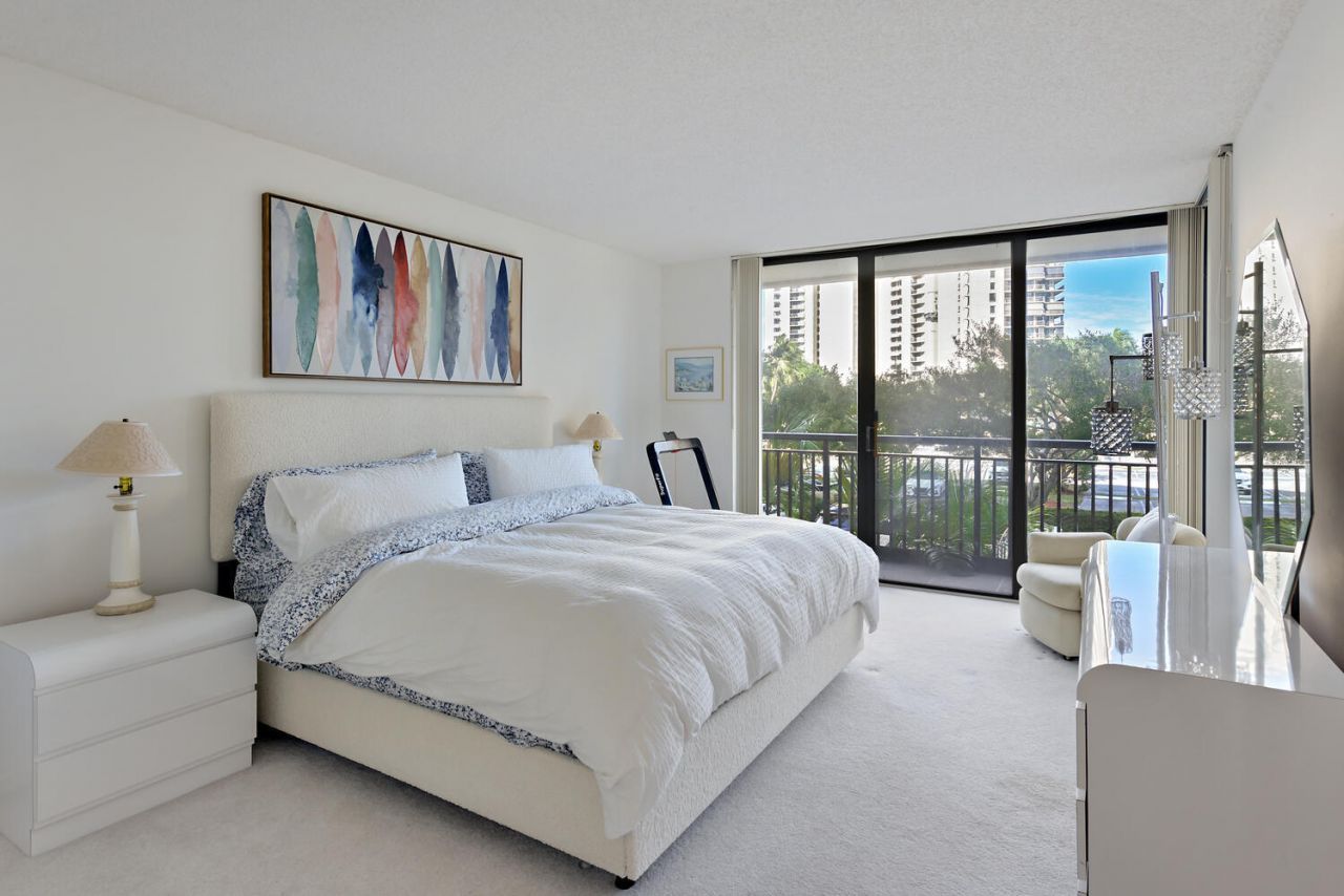 2427 Presidential Way, Unit 204, West Palm Beach, FL 33401 Photo