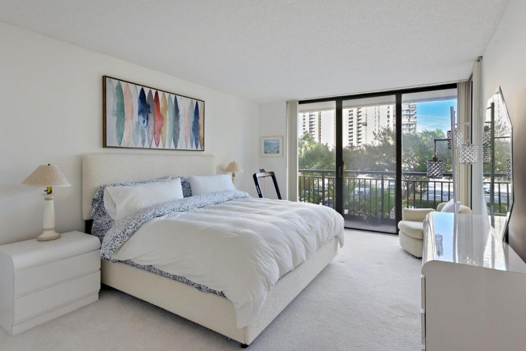 2427 Presidential Way, Unit 204, West Palm Beach, FL 33401 Photo