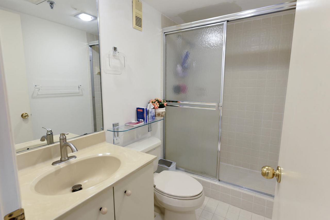 2427 Presidential Way, Unit 204, West Palm Beach, FL 33401 Photo