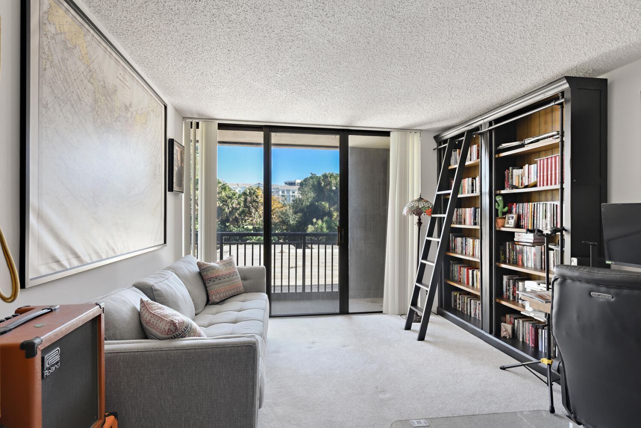 2427 Presidential Way, Unit 204, West Palm Beach, FL 33401 Photo