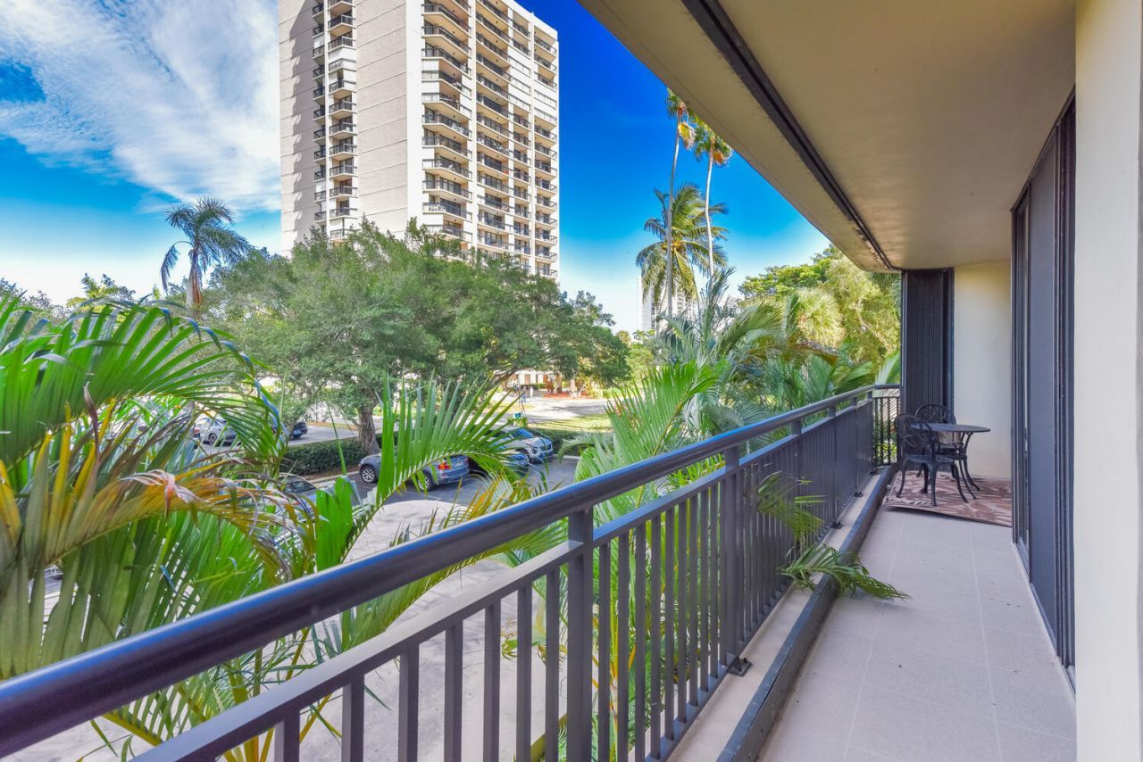 2427 Presidential Way, Unit 204, West Palm Beach, FL 33401 Photo