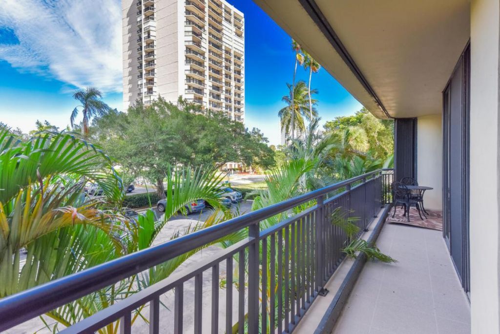 2427 Presidential Way, Unit 204, West Palm Beach, FL 33401 Photo