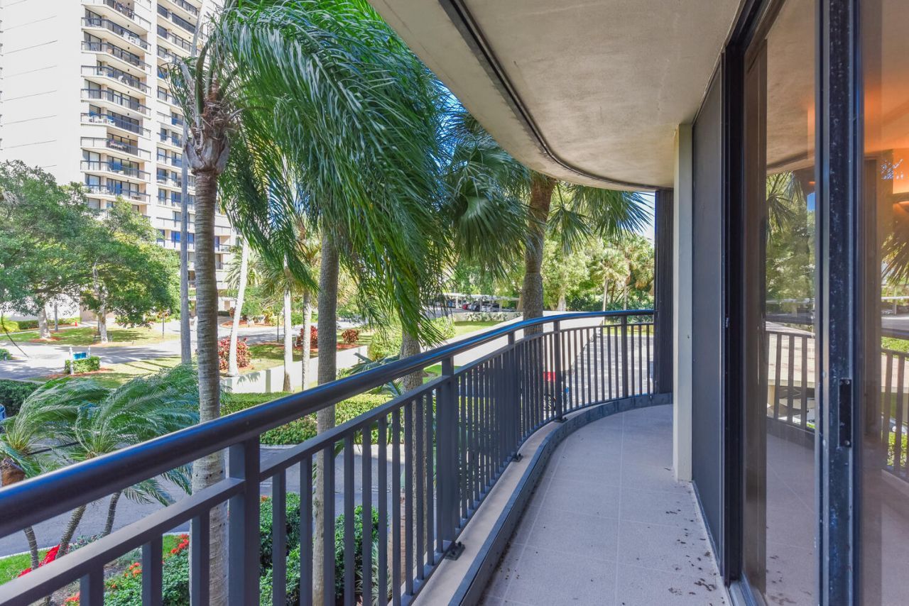 2427 Presidential Way, Unit 204, West Palm Beach, FL 33401 Photo