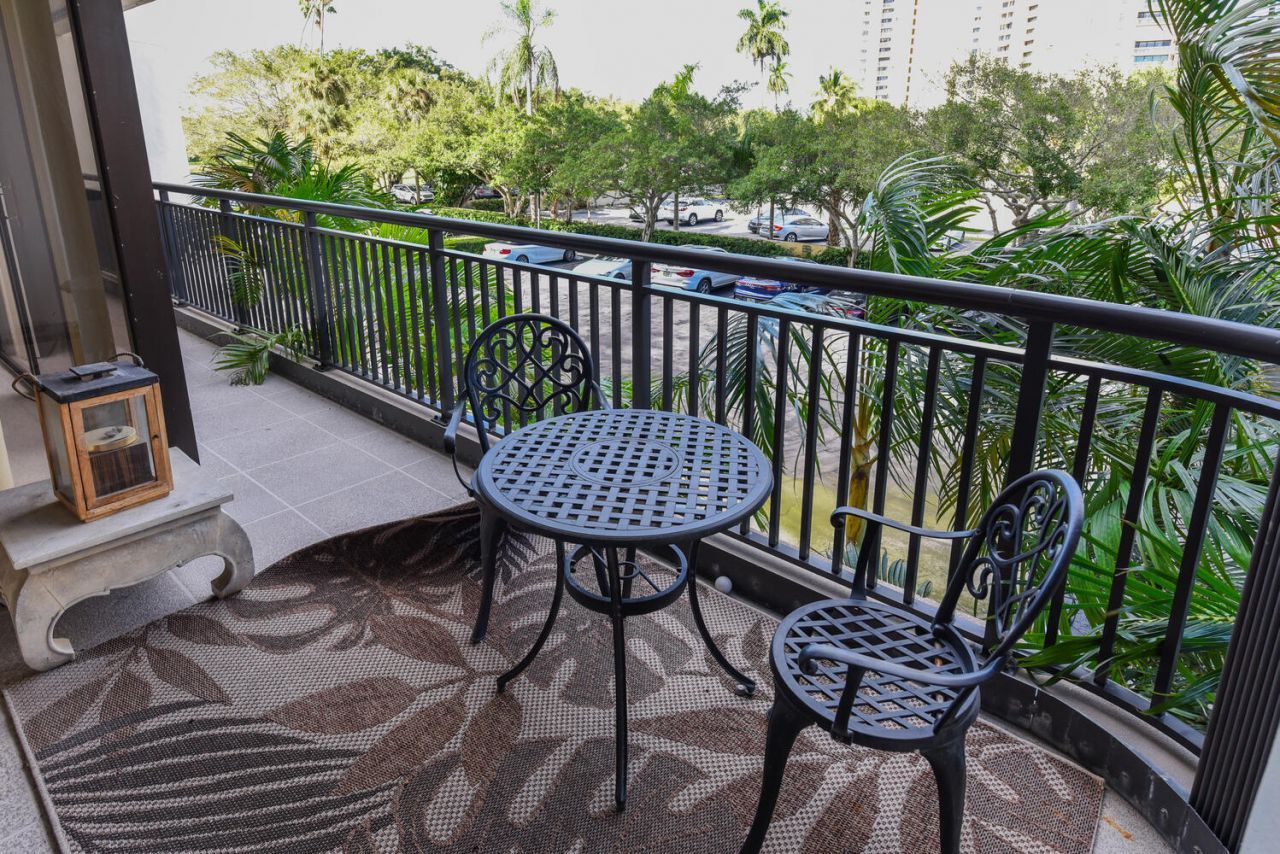 2427 Presidential Way, Unit 204, West Palm Beach, FL 33401 Photo