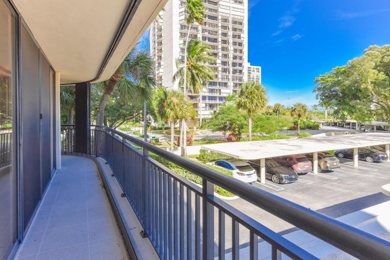 2427 Presidential Way, Unit 204, West Palm Beach, FL 33401 Photo