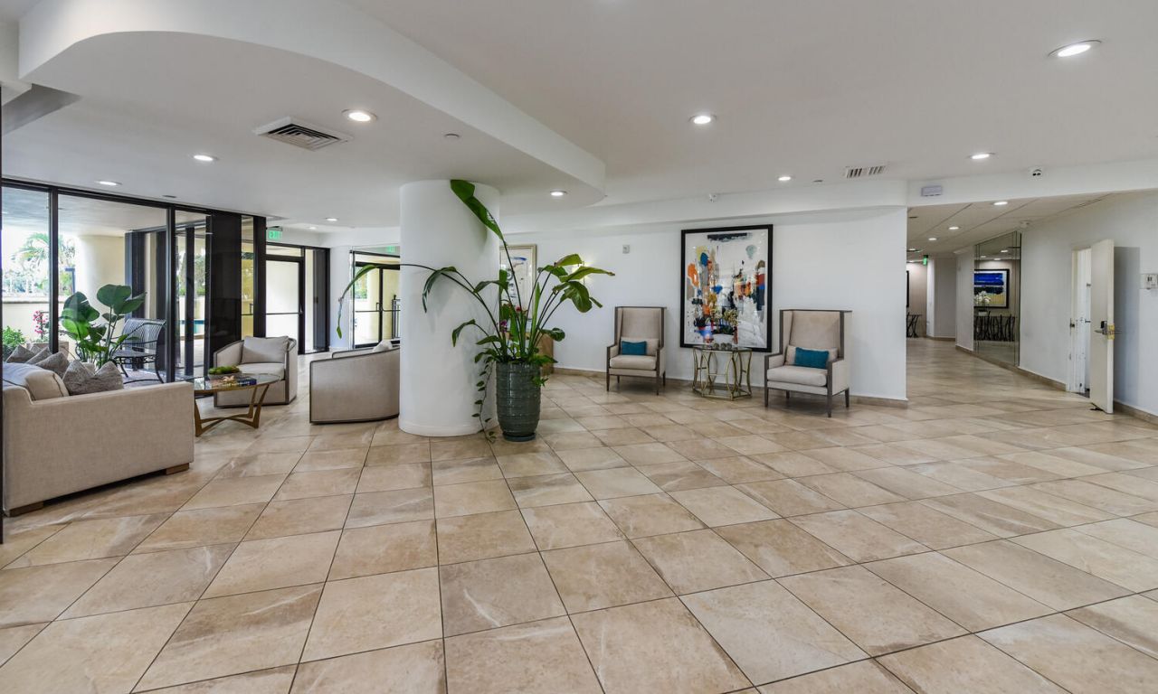 2427 Presidential Way, Unit 204, West Palm Beach, FL 33401 Photo