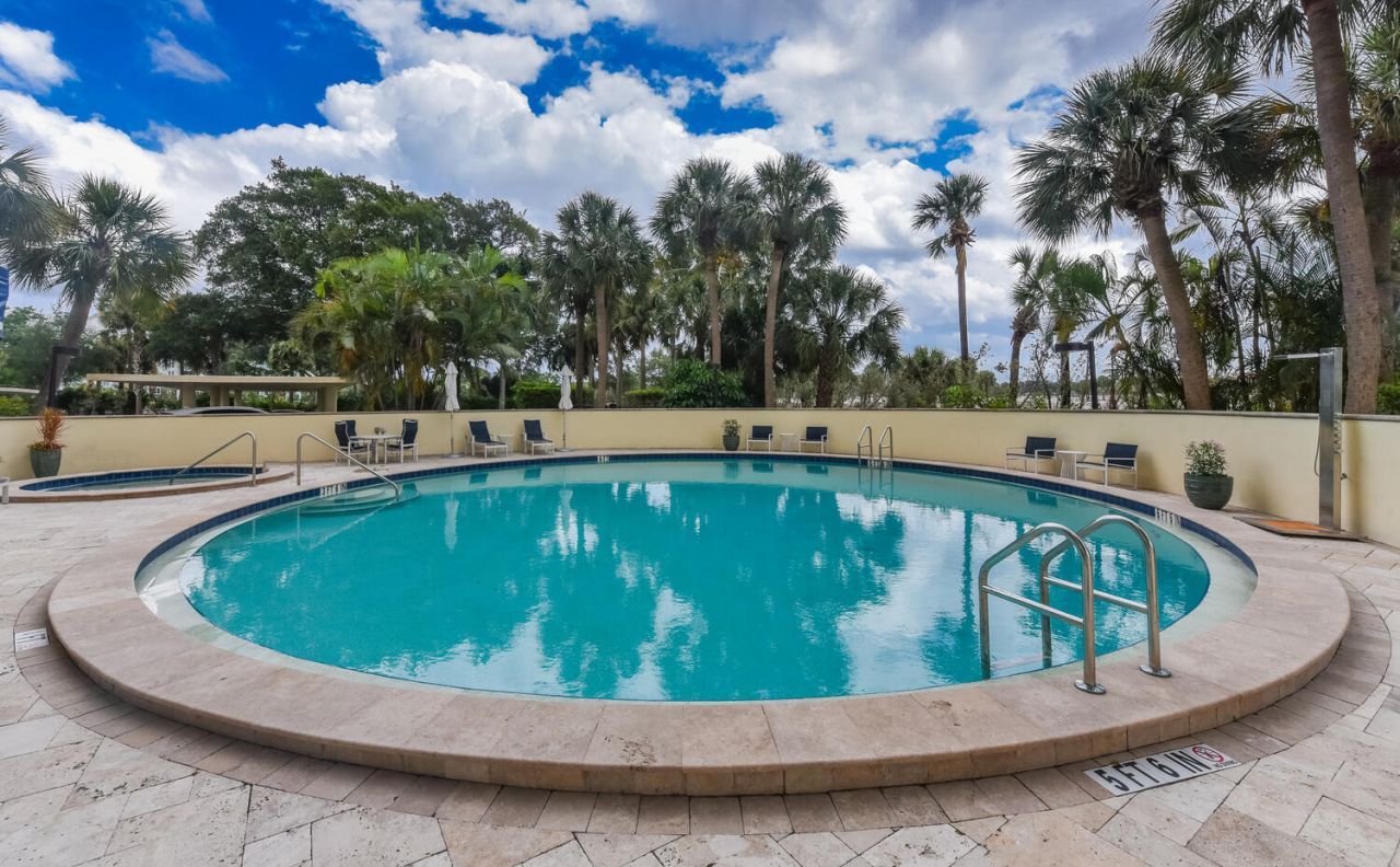 2427 Presidential Way, Unit 204, West Palm Beach, FL 33401 Photo