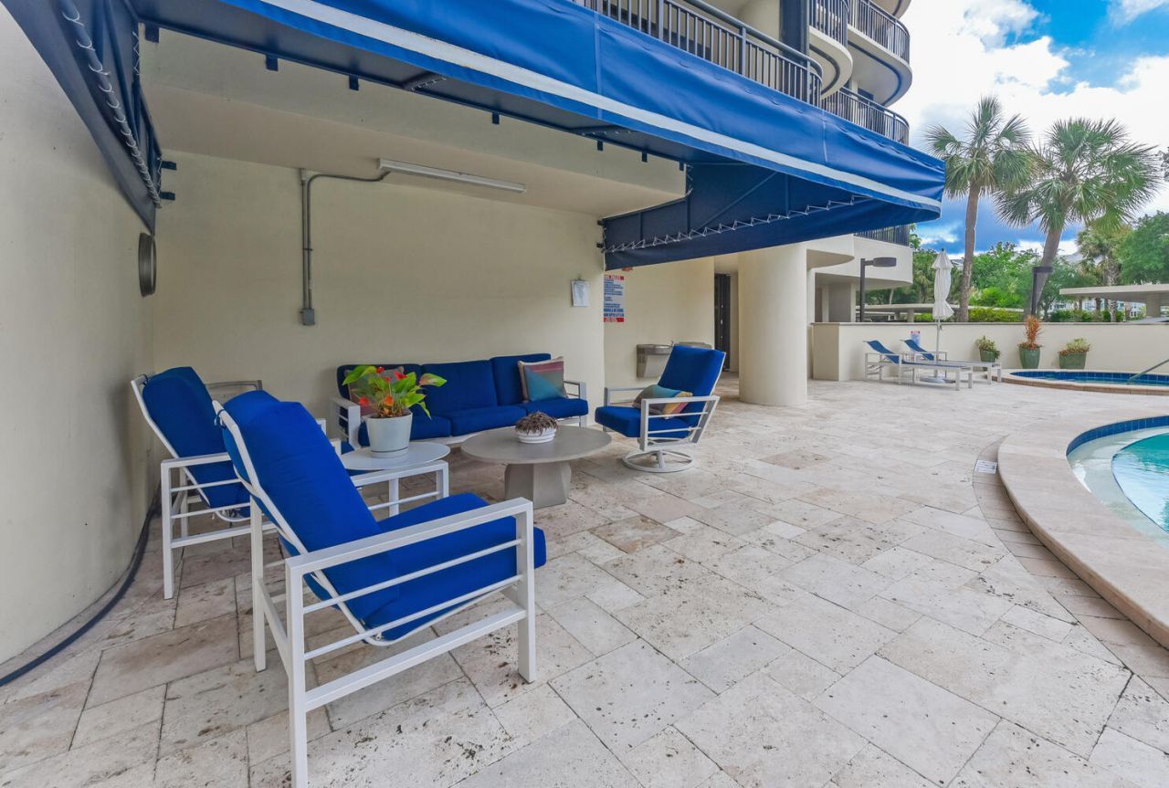 2427 Presidential Way, Unit 204, West Palm Beach, FL 33401 Photo