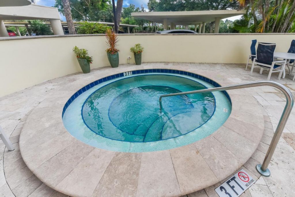 2427 Presidential Way, Unit 204, West Palm Beach, FL 33401 Photo