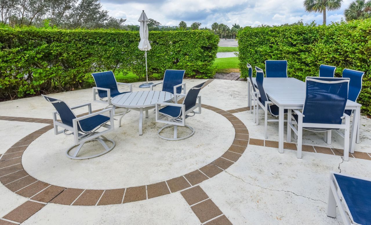 2427 Presidential Way, Unit 204, West Palm Beach, FL 33401 Photo