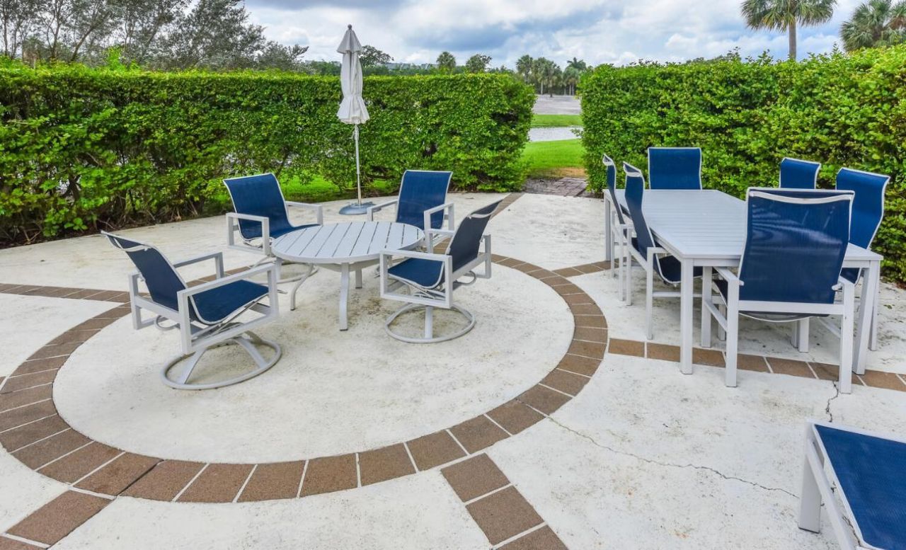 2427 Presidential Way, Unit 204, West Palm Beach, FL 33401 Photo