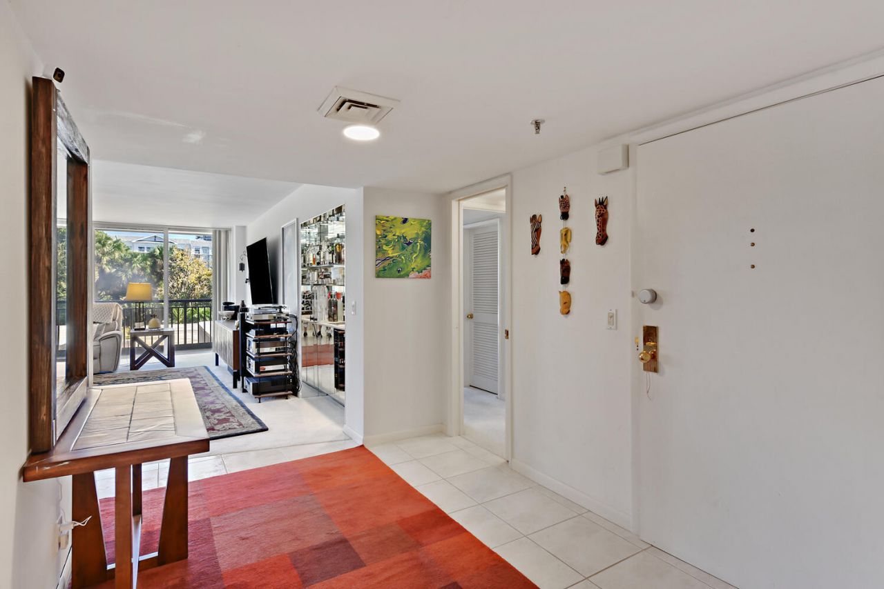 2427 Presidential Way, Unit 204, West Palm Beach, FL 33401 Photo