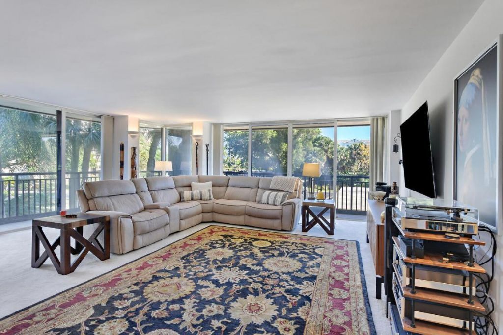 2427 Presidential Way, Unit 204, West Palm Beach, FL 33401 Photo