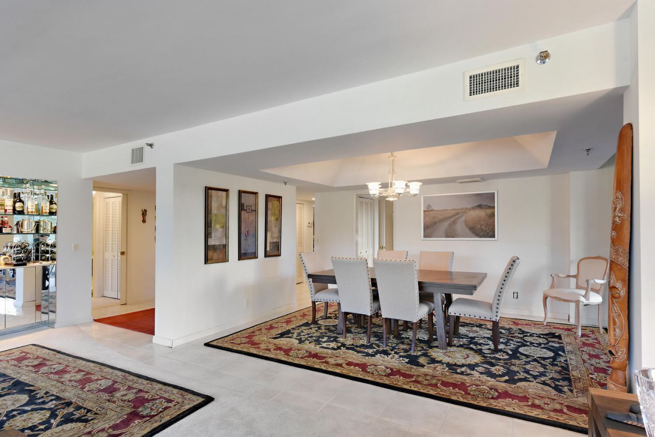 2427 Presidential Way, Unit 204, West Palm Beach, FL 33401 Photo