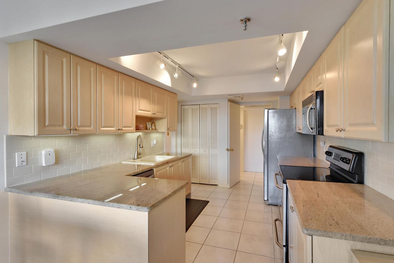 2427 Presidential Way, Unit 204, West Palm Beach, FL 33401 Photo