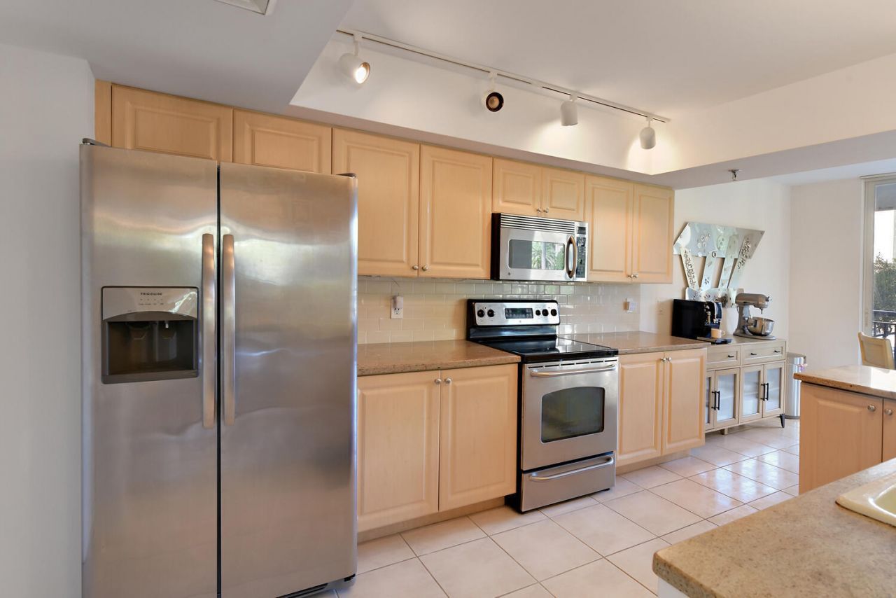 2427 Presidential Way, Unit 204, West Palm Beach, FL 33401 Photo