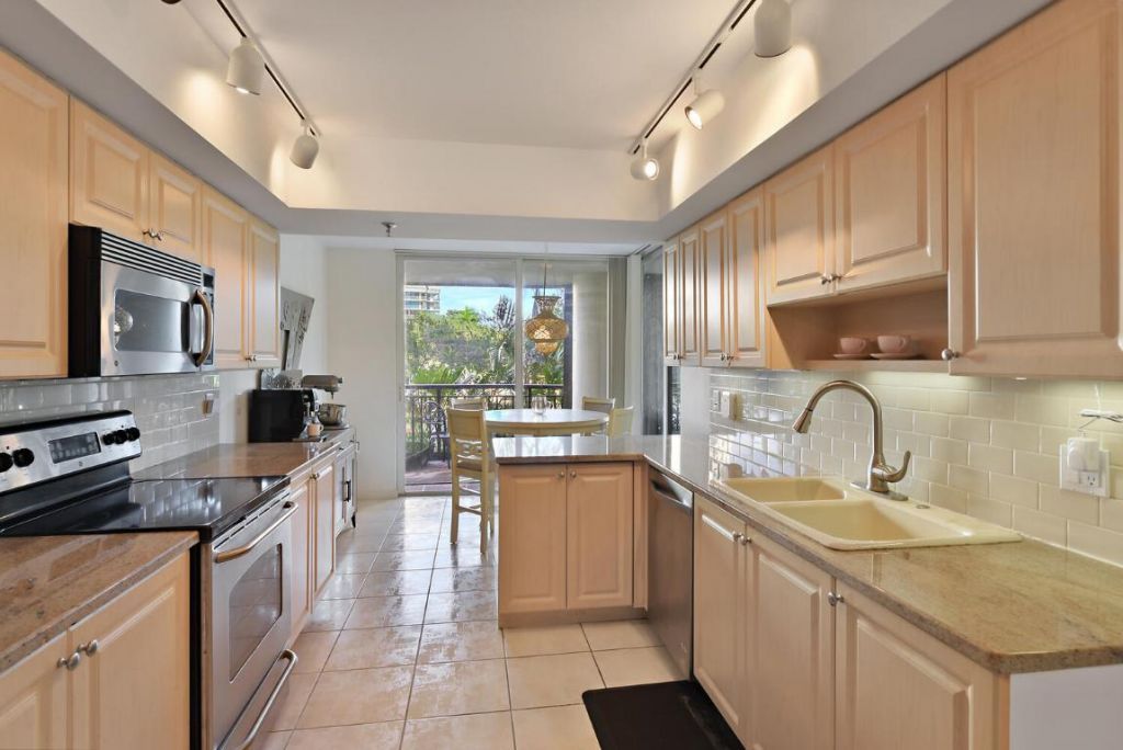 2427 Presidential Way, Unit 204, West Palm Beach, FL 33401 Photo