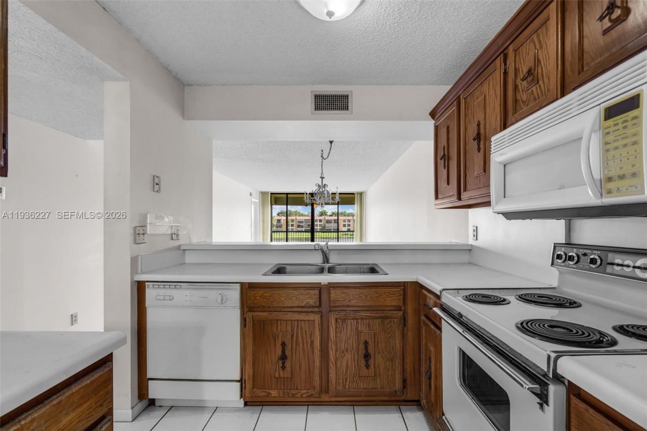 6321 Coral Lake Dr, Unit 209, Margate, FL 33063 Photo