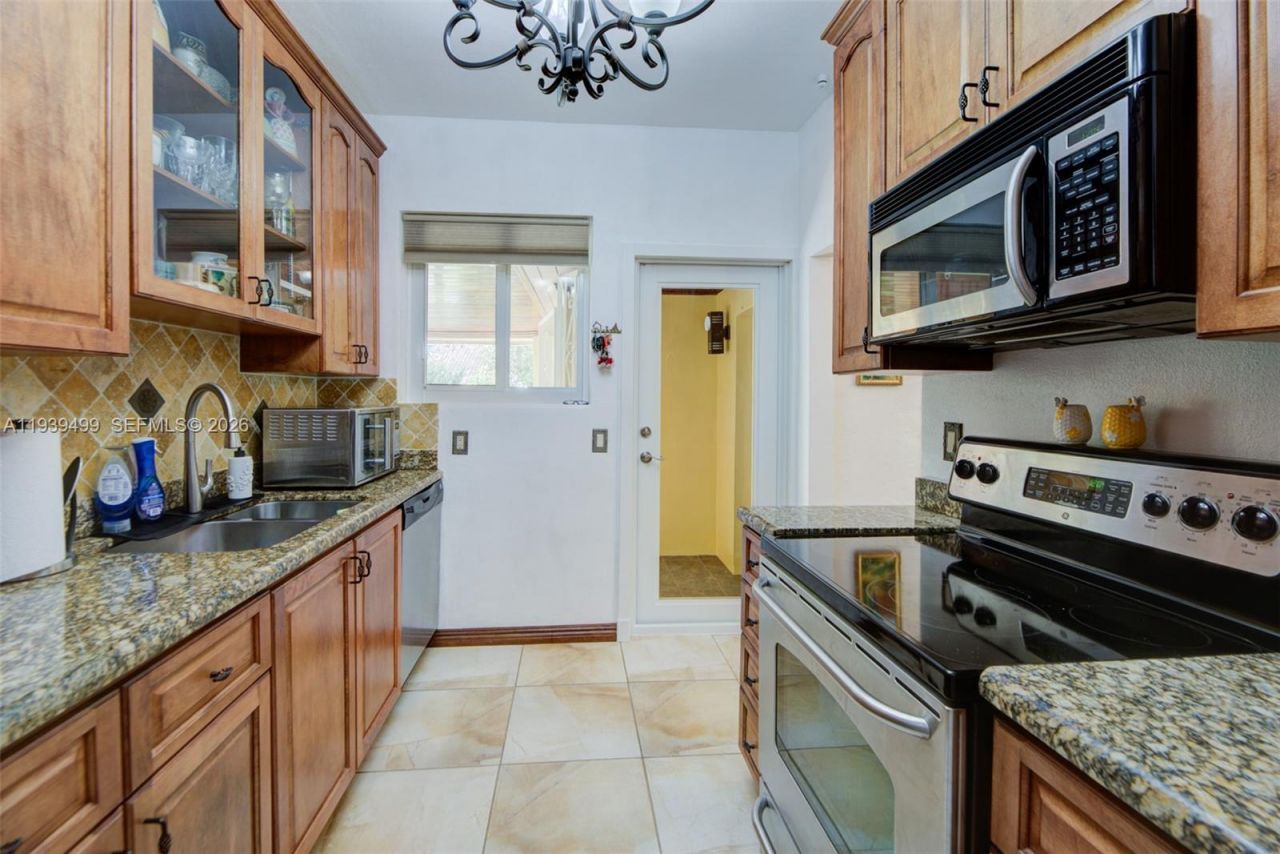 6120 SW 27th St, Miami, FL 33155 Photo