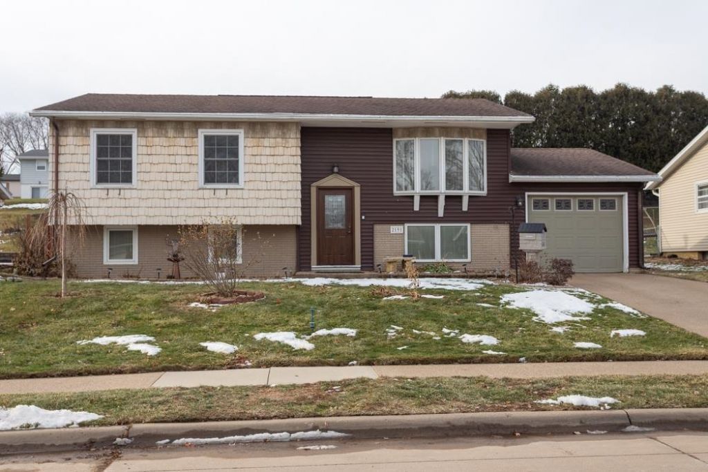 2191 Graham Circle, Dubuque, IA 52001 Main Photo