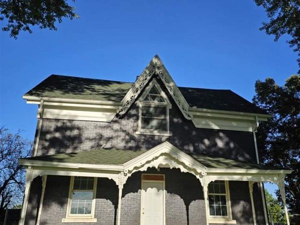 103 N Oak St, Anamosa, IA 52205